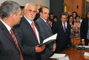 NOT-genoino-toma-posse-na-camara-e-diz-se-sentir-confortavel-como-deputado1357244617