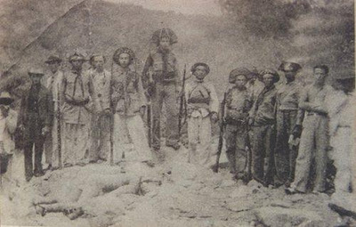 Volante alagoana posando com os corpos dos cangaceiros (Angicos, 1938)