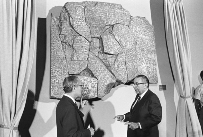 Réplica do Tratado de Kadesh (na atual Síria) adorna um dos corredores do prédio das Nações Unidas em Nova York. Fonte: unmultimedia.org (Teddy Chen).